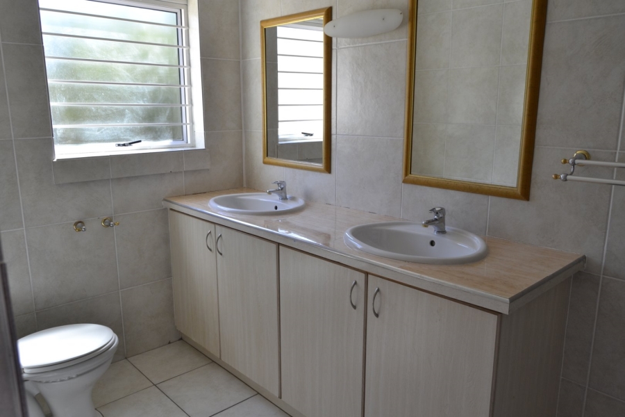 To Let 5 Bedroom Property for Rent in Heritage Park Western Cape